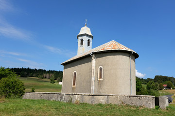 Fototapeta na wymiar chapelle de montagne jura 2