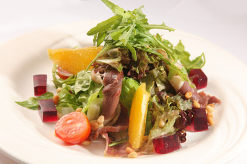 Salad with roast beef and orange