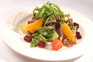 Salad with roast beef and orange