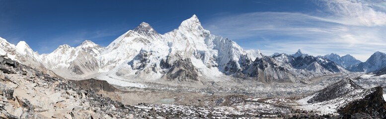 Fototapeta na wymiar panoramic view of Mount Everest with beautiful sky