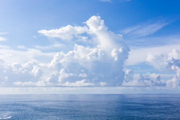 Naklejka premium chmury nad morzem