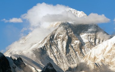 mount Everest with beautiful clouds