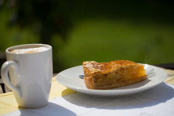 Kaffee und Kuchen auf Gartentisch