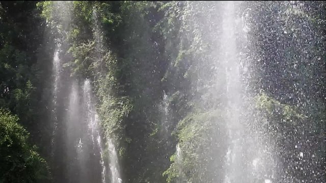 the fountains in the park under the sun