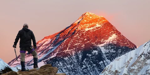 Crédence de cuisine en verre imprimé Everest Evening colored view of Mount Everest with tourist