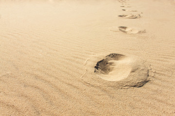 ślady stóp na plaży - tekstura piasku