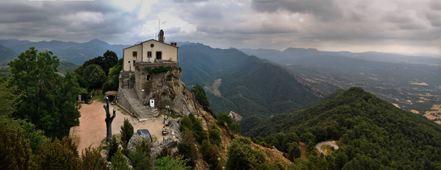 Vista panorámica del Santuario de Santa Maria de Bellmunt en el punto más alto de la Sierra de...