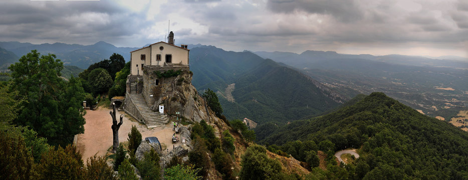 Vista panor&aacute;mica del Santuario de Santa Maria de Bellmunt en el punto m&aacute;s alto de la Sierra de Bellmunt, Val del Ges , Catalu&ntilde;a