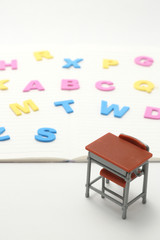 机とアルファベットの文字　英語　勉強イメージ