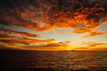 Fototapeta premium Dynamic sunset at sea