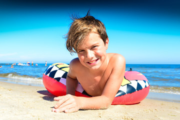 Junge an der Ostsee Insel Usedom mit Badering