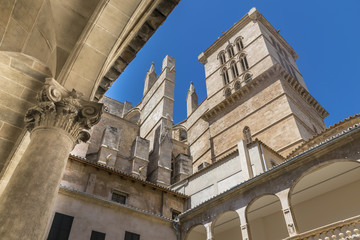 Fototapeta na wymiar Claustro y torre de la catedral de Palma de Mallorca