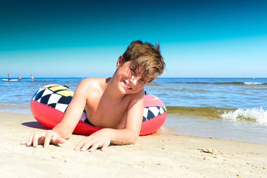 Junge an der Ostsee Insel Usedom mit Badering