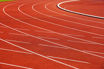 Laufbahnen bzw. Kampfbahnen auf einem Sportplatz