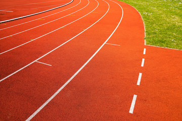 Laufbahnen bzw. Kampfbahnen auf einem Sportplatz