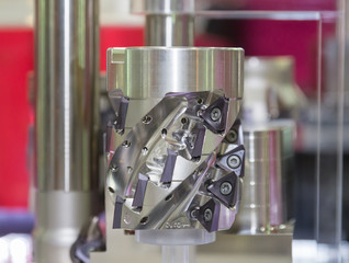 Industrial milling metal cutting tool with carbide cutter insert