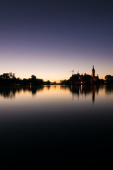 Obraz na płótnie Canvas Schloss und Schweriner See in Schwerin am Abend, Mecklenburg-Vorpommern in Deutschland