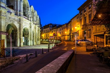 Fototapeta na wymiar Arles touristique la nuit.