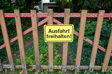 Tor mit Schild Ausfahrt freihalten