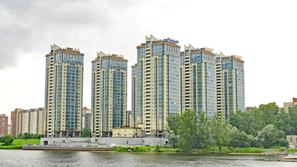 Bloques de pisos en la ribera del río Neva, San Petersburgo, Rusia