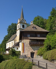 Fototapeta na wymiar Mesnerhaus und Kirche St Urban / Urbansee / Kärnten / Österreich