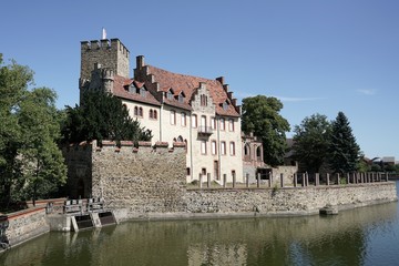 Fototapeta na wymiar historisches Wasserschloss in Flechtingen