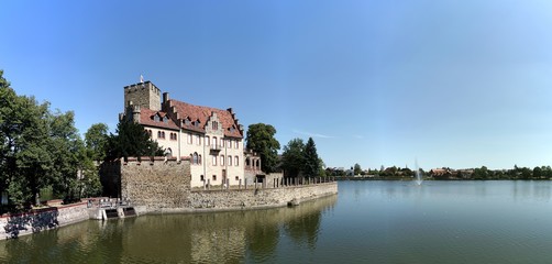 Fototapeta na wymiar historisches Wasserschloss in Flechtingen