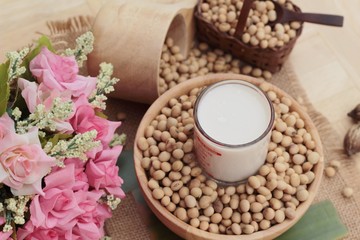 Obraz na płótnie Canvas Soy milk is delicious with soybean seed.