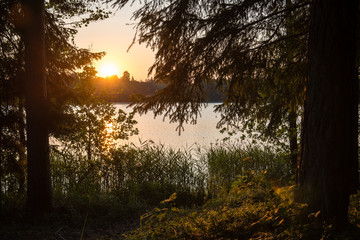 Obraz premium Beautiful summer sunset at the lake with blue sky, red and orang