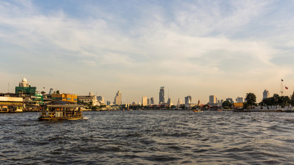 Fototapeta premium Widok na panoramę Bangkoku nad rzeką Menam w Bangkoku, Thail