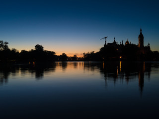 Naklejka premium Schloss und Schweriner See in Schwerin am Abend, Mecklenburg-Vorpommern in Deutschland
