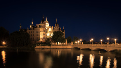 Fototapeta na wymiar Schloss und Schlossbrücke in Schwerin am Abend, Mecklenburg-Vorpommern in Deutschland