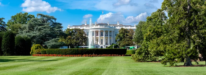 Tableaux ronds sur plexiglas Lieux américains Panoramic view of the White House in Washington D.C.