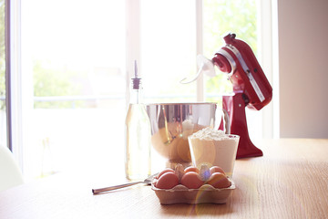 Küchenmaschine vor dem Fenster