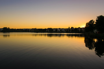Obraz premium Sonnenuntergang am Schweriner See in Schwerin, Mecklenburg-Vorpommern in Deutschland