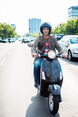 Tourist in Berlin fährt Motorroller im dichten Verkehr