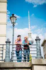 Touristen, Frau und Mann, genießen den Ausblick von einer Brücke auf der Museumsinsel in Berlin © Kzenon