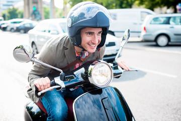 Fototapeta na wymiar Tourist in Berlin fährt Motorroller im dichten Verkehr