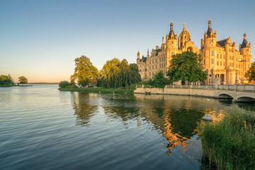 Schloss in Schwerin am Abend, Mecklenburg-Vorpommern in Deutschland
