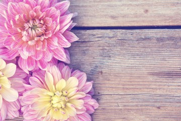 Grußkarte - Dahlien - Holztextur mit Blüten - Spätsommer, Herbst