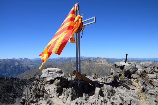 Croix du Pic Carlit par&eacute; du drapeau catalan, alt 2921 m