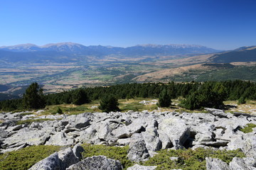 Fototapeta na wymiar La Cerdagne espagnole dominée par la Sierra del Cadi (alt 2648 m), vue du Pic dels Moros
