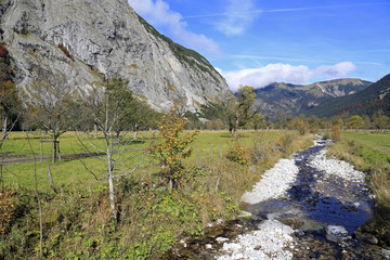 Das Rissbachtal im Naturschutzgebiet am Großen Ahornboden in Tirol im Herbst