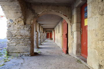 Fototapeta premium Couloir extérieur de l'Ermitage Notre-Dame de Font-Romeu