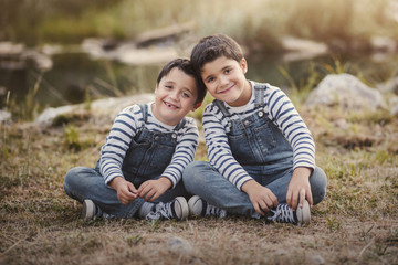 Hermanos felices en el campo