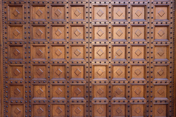 Une lourde porte en bois d'église sculptée en marqueterie