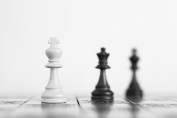 Scacchi fotografati su una scacchiera