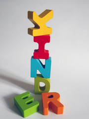Kinder: bunte Holzbuchstaben