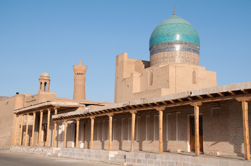 Zabudowa Buchary z kopułą meczetu i minaretem kompleksu Poi Kalon. - obrazy, fototapety, plakaty