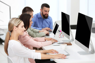 Obraz premium People working on computers at a office
